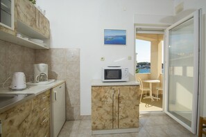 Fridge, microwave, cookware/dishes/utensils - Apartments Tonča, (13766), Rogoznica, hr (Rogoznica)