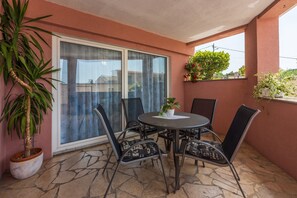Outdoor dining - Apartments Danica, (13540), Crikvenica, hr (Crikvenica)