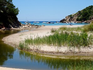 Playa en los alrededores y toallas de playa