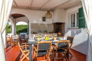 Outdoor dining - Tipica Villa Menorquina, Piscina Privada, Jardin, Wifi, A/Acond, Ping Pong (Cap d'Artrutx)