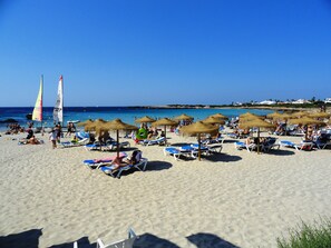 Playa en los alrededores y toallas de playa