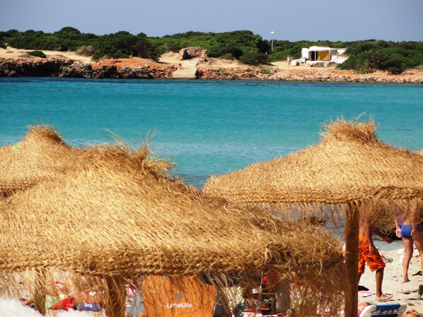 Playa en los alrededores y toallas de playa 