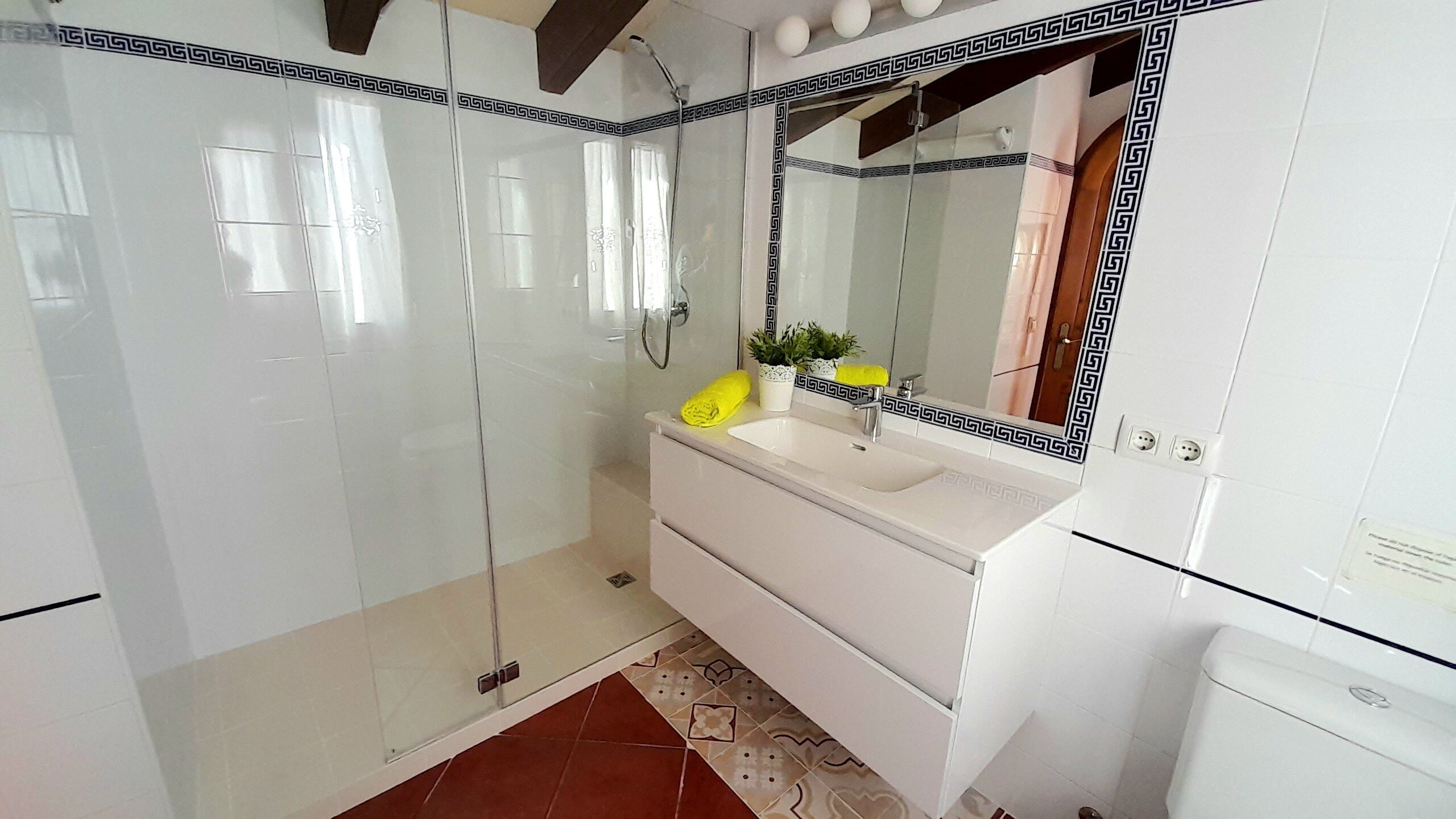 Combined shower/tub, hair dryer, bidet, towels