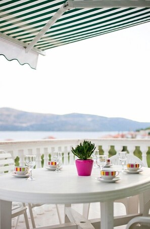 Outdoor dining - Apartments Mirko, (10123), Seget Vranjic, hr (Seget Vranjic)