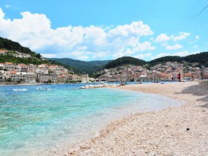 Una spiaggia nelle vicinanze