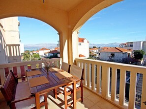 Outdoor dining - Apartments Mara, (12241), Supetar, hr (Supetar)