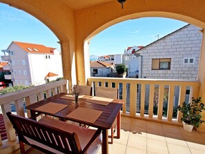 Outdoor dining - Apartments Mara, (12241), Supetar, hr (Supetar)