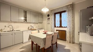 Een koelkast, een microgolfoven, een vaatwasser