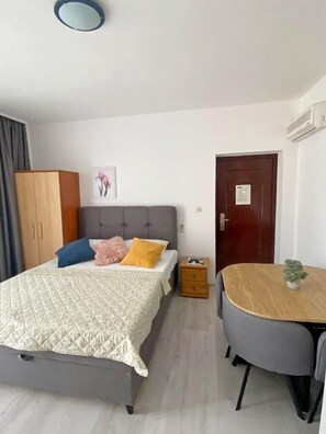 1 bedroom, internet, bed sheets