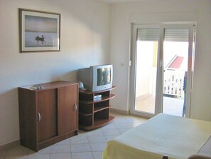 1 bedroom, bed sheets