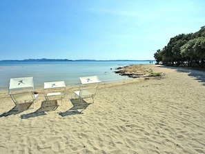 Una spiaggia nelle vicinanze