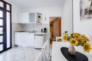 Kühlschrank, Kochgeschirr/Geschirr/Besteck