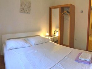 2 bedrooms, iron/ironing board, Internet, bed sheets