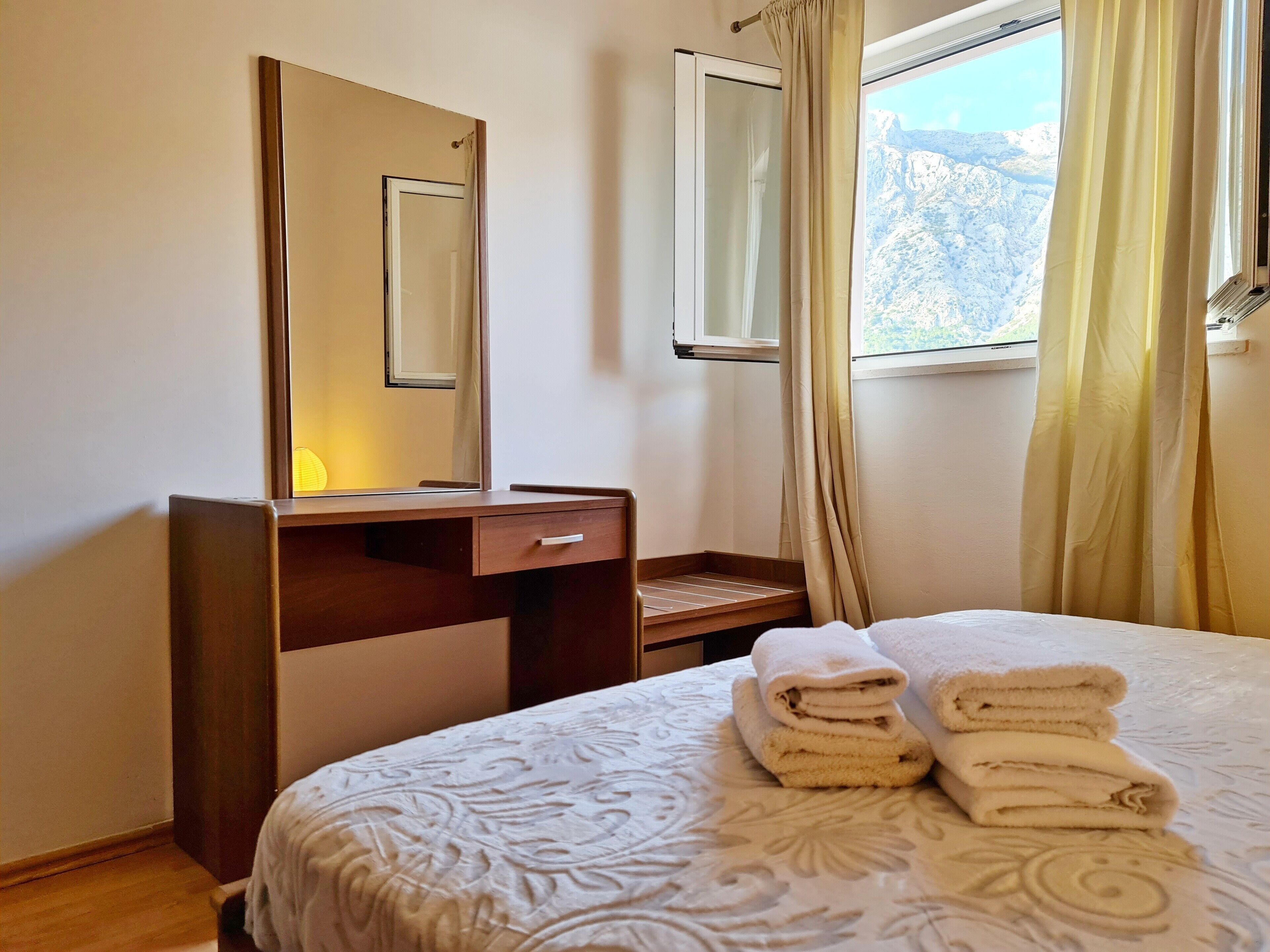 1 bedroom, internet, bed sheets
