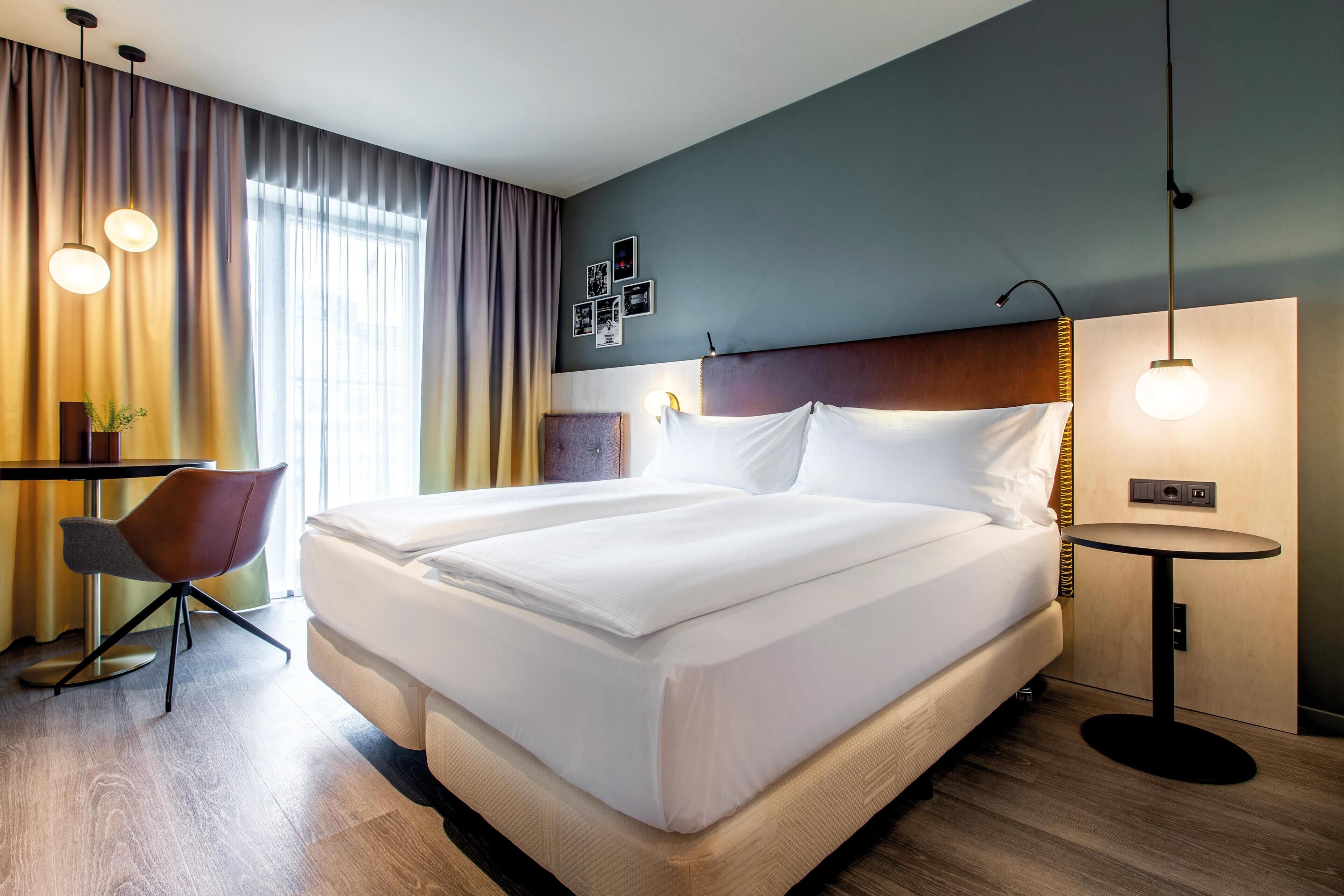 Room, 1 King Bed | Hypo-allergenic bedding, down comforters, in-room safe, desk