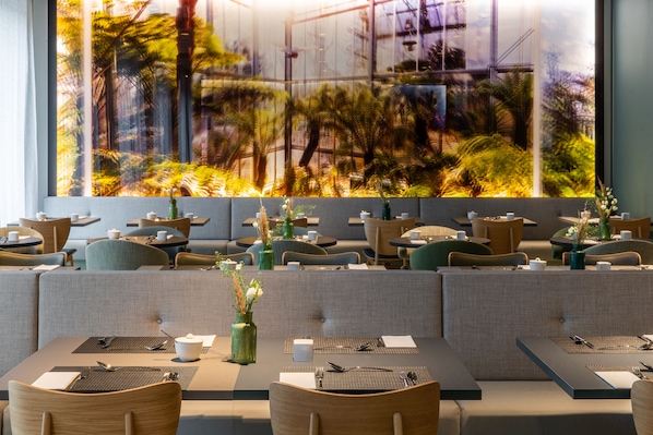 Daily buffet breakfast for a fee - Hilton Garden Inn Mannheim (Mannheim)