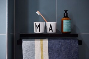 Suihku, hiustenkuivaaja, pyyhkeet