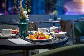 Päivittäinen buffetaamiainen (25 EUR per henkilö)