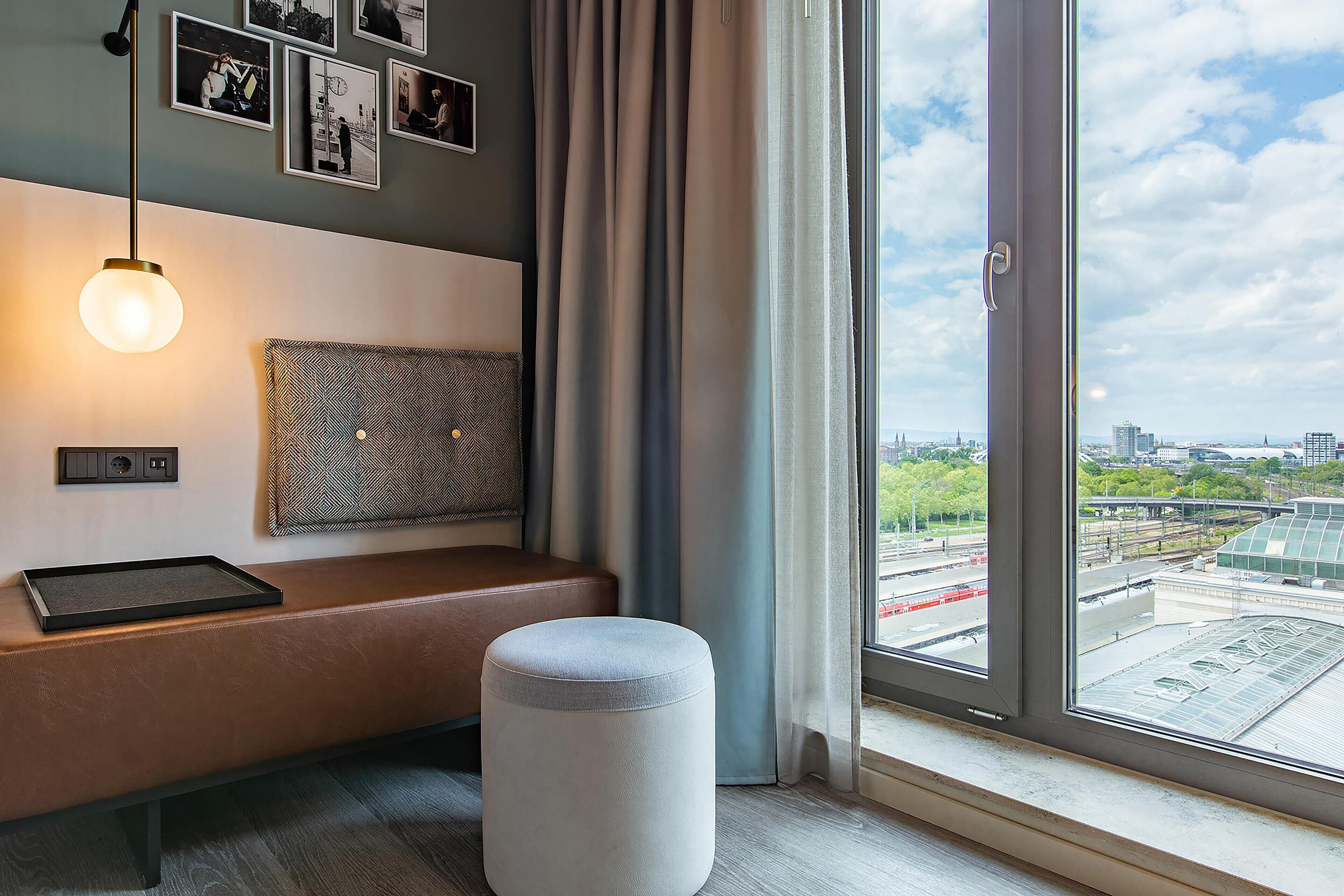 Huone, 1 keskisuuri parisänky, esteetön | Allergiatestatut vuodevaatteet, untuvapeitot, tallelokero huoneessa