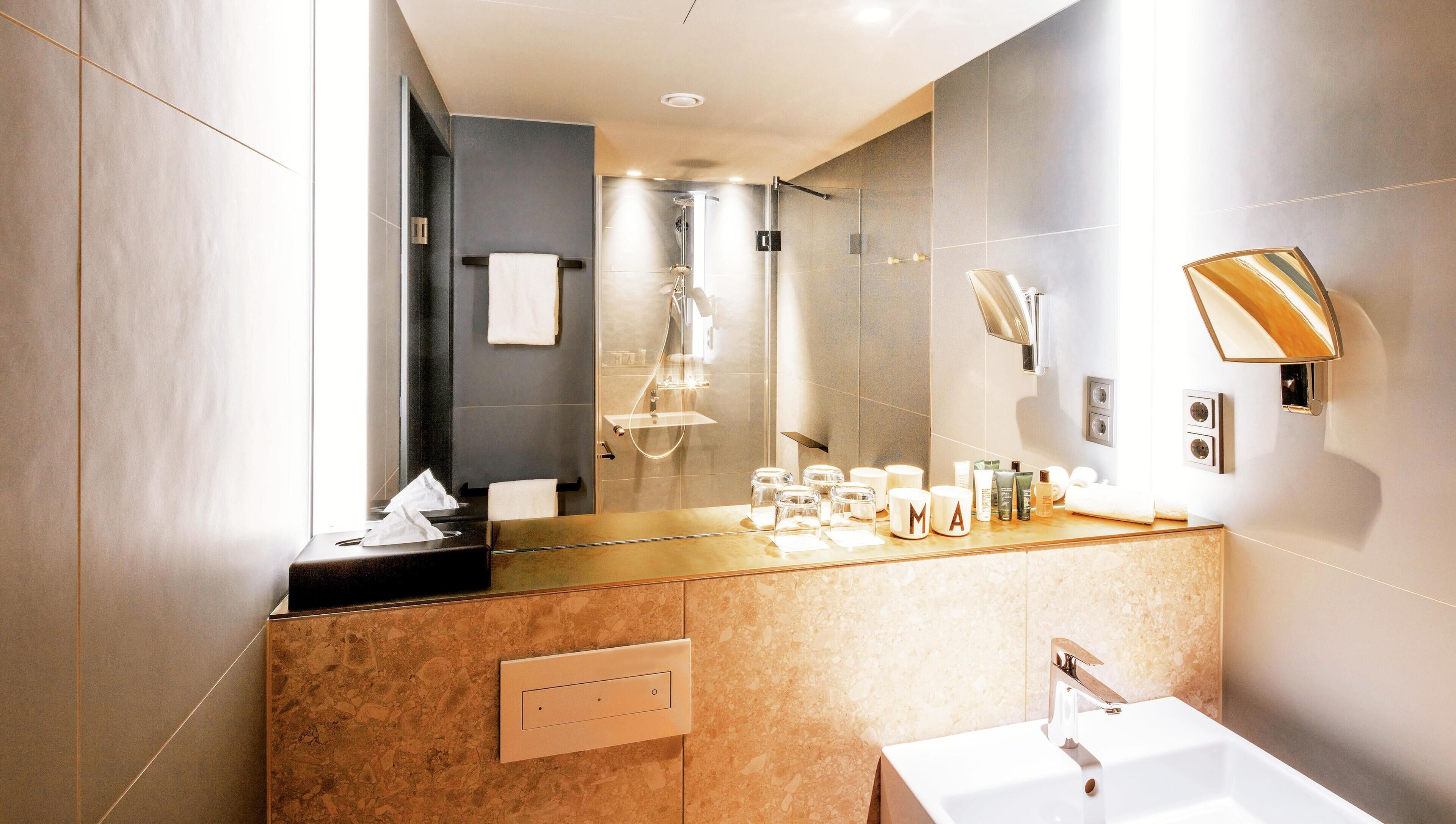 Habitación, 1 cama de matrimonio grande con sofá cama | Baño | Ducha, secador de pelo y toallas
