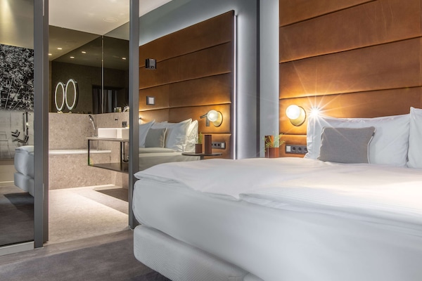 Hypo-allergenic bedding, down duvets, in-room safe, desk