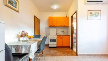 Fridge, oven, cookware/dishes/utensils