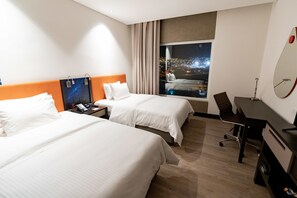 Kamer, 2 eenpersoonsbedden | Een kluis op de kamer, een bureau, verduisterende gordijnen