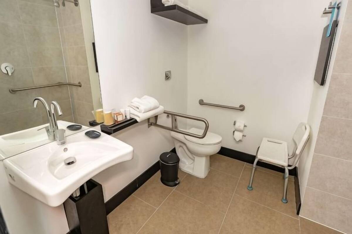 Baño | Ducha, secador de pelo, toallas y jabón