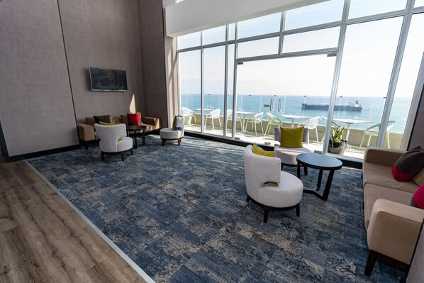Lobby sitting area - Hampton by Hilton Antofagasta (Antofagasta)