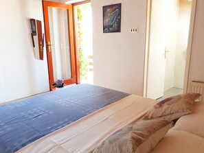 3 bedrooms, iron/ironing board, Internet, bed sheets - Apartments Vesela, (3002), Petrcane, hr (Petrcane)