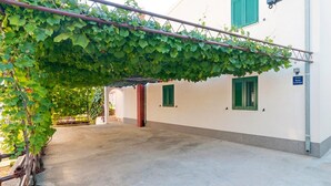 Property grounds - Apartments Srđan, (15477), Zecevo, hr (Zecevo)