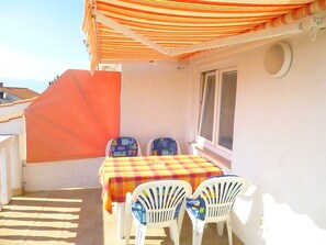 Outdoor dining - Apartments Slavica, (12922), Omišalj, hr (Omišalj (Krk))