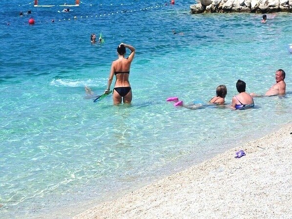 Una spiaggia nelle vicinanze