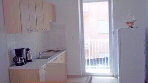 Fridge, microwave, cookware/dishes/utensils - Apartments Davor, (12831), Vodice, hr (Vodice)