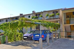 Property grounds - Apartments and rooms Ljubica, (14351), Makarska, hr (Makarska)