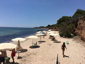 Nära stranden, solstolar och strandhanddukar