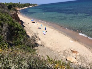 Playa en los alrededores, camastros y toallas de playa 