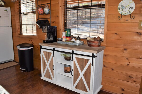 Cabin, Multiple Beds (Higher Ground) | Private kitchen