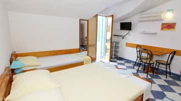 1 habitación, acceso a internet y ropa de cama