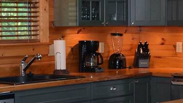 House, 1 King Bed (Cozy Cove) | Private kitchen