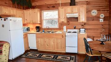 Rumah, 1 Tempat Tidur King (Cozy Cove) | Dapur pribadi