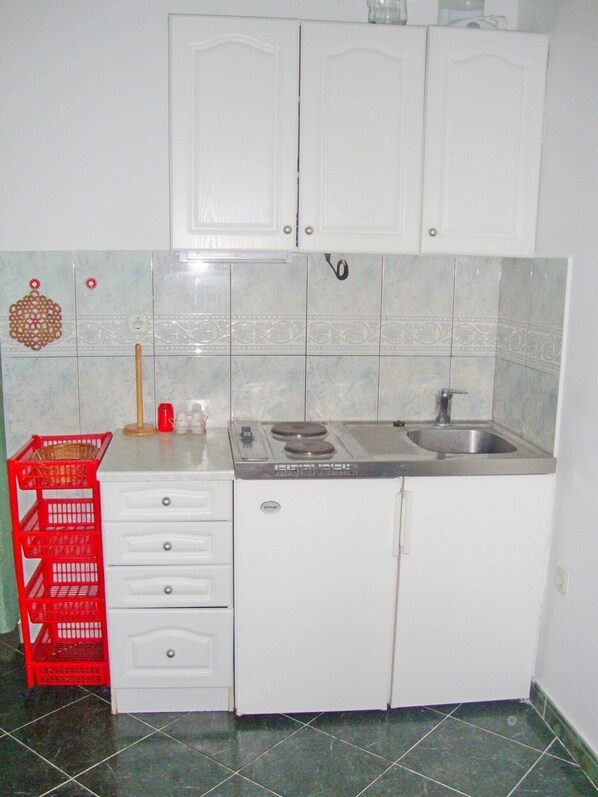 Fridge, cookware/dishes/utensils
