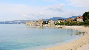 Beach - Apartments Dujo, (15845), Kaštel Gomilica, hr (Kaštel Gomilica)