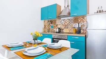 Kühlschrank, Ofen, Toaster, Kochgeschirr/Geschirr/Besteck