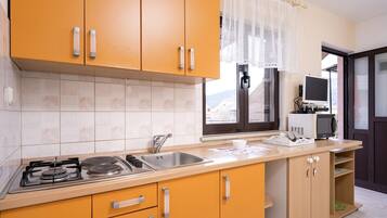 Køleskab, køkkentøj/tallerkener/redskaber