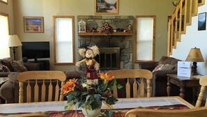 Cabin, Multiple Beds (Majestic Hollow) | Living room