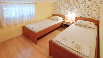 2 bedrooms, iron/ironing board, internet, bed sheets