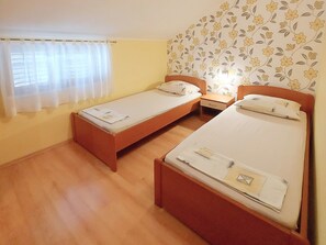 2 bedrooms, iron/ironing board, Internet, bed sheets