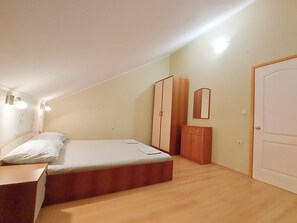 2 bedrooms, iron/ironing board, Internet, bed sheets