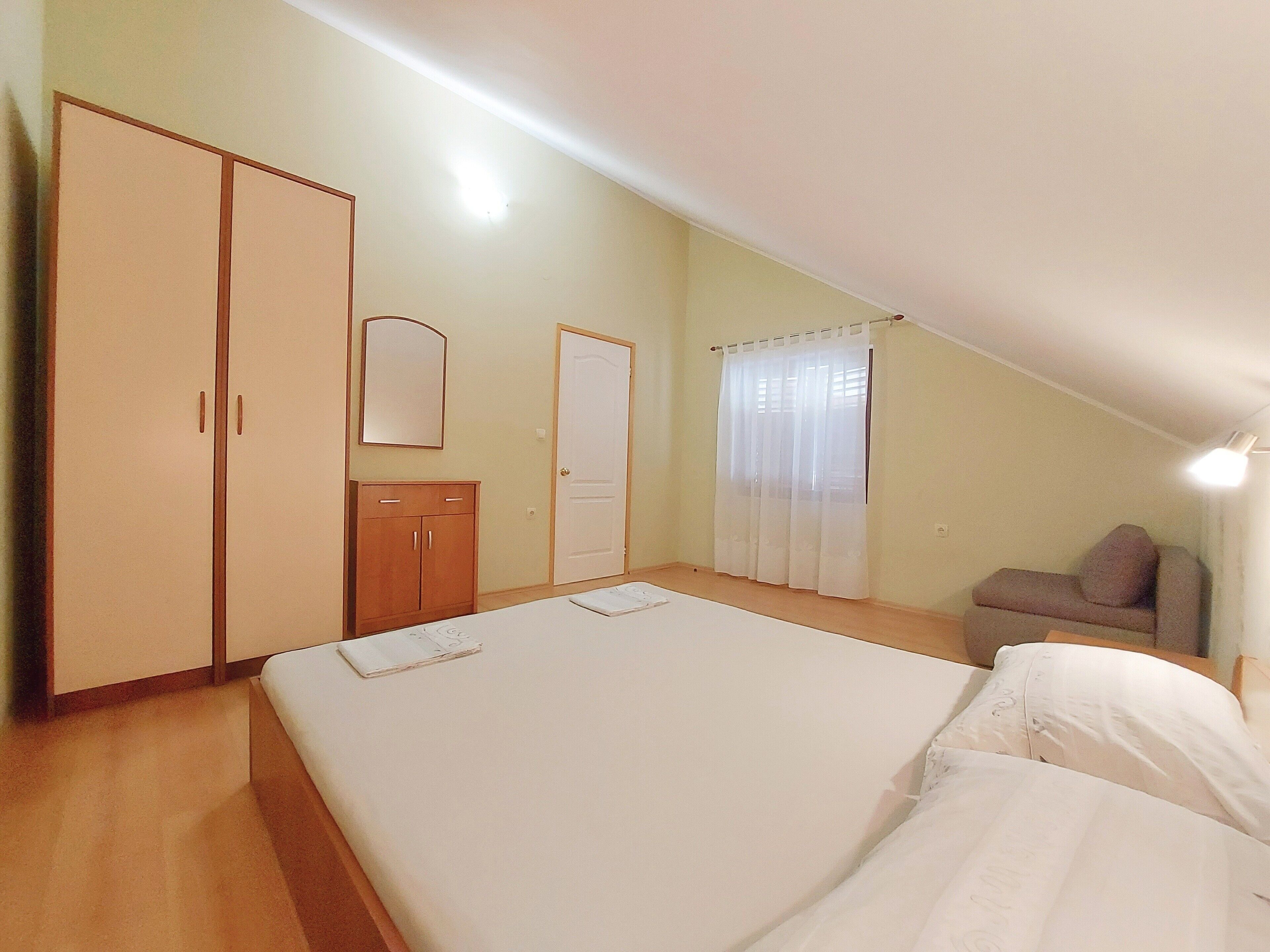 2 slaapkamers, een strijkplank/strijkijzer, internet, beddengoed